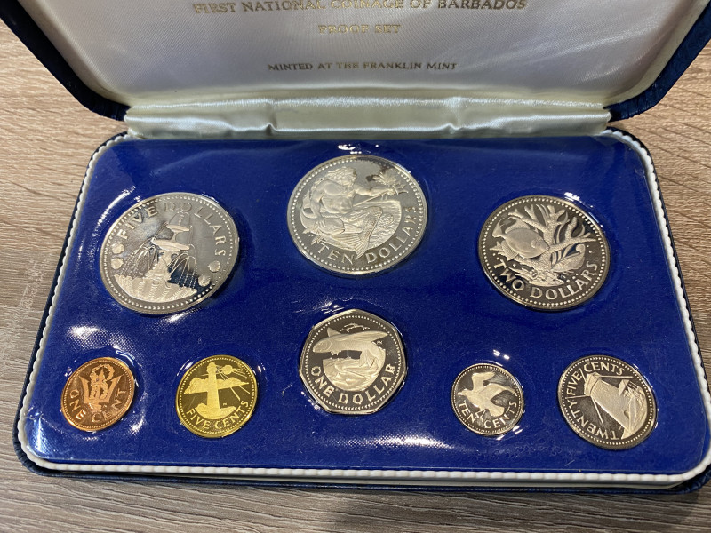 BARBADOS. Cofanetto con 8 monete serie 1973 di cui 3 in argento. Proof
