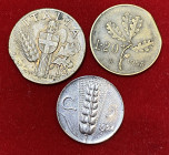 ITALIA. Lotto di 2 monete con tondello tranciato (10 centesimi 1939 - 20 lire 1958) assieme ad un 5 centesimi 1924 con argentatura coeva. BB