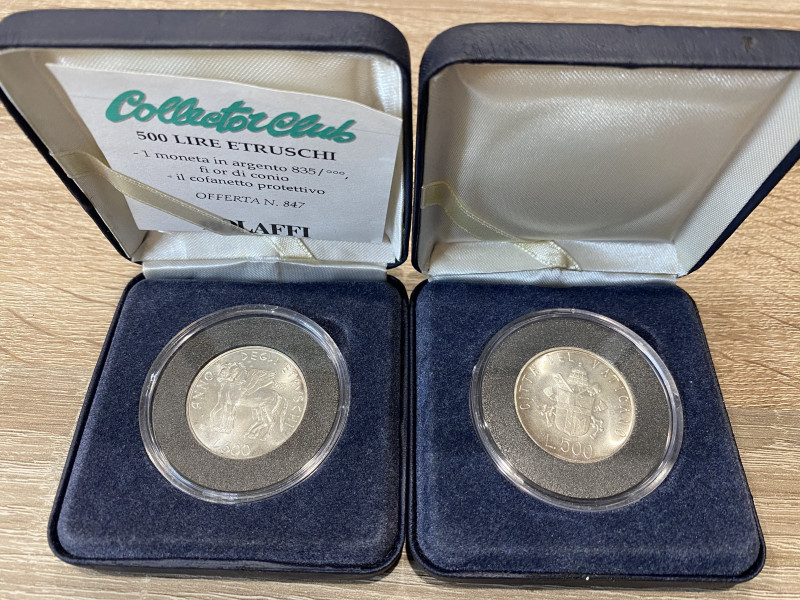 Lotto di 2 monete da 500 lire commemorative in argento con cofanetti Bolaffi. (I...