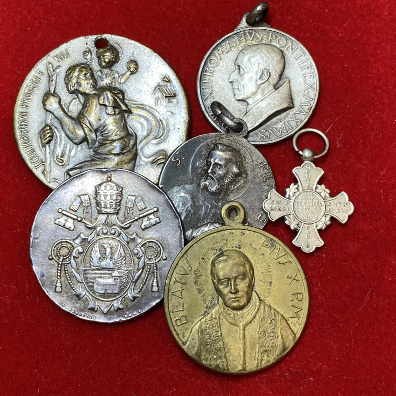MEDAGLIE. Lotto di 6 medaglie papli e religiose.