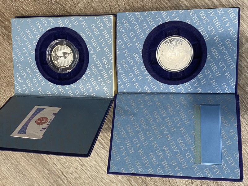 MEDAGLIE. Lotto di 2 medaglie in argento commemorative del Giubileo 2000. Con fo...