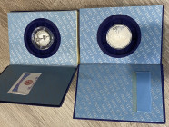MEDAGLIE. Lotto di 2 medaglie in argento commemorative del Giubileo 2000. Con folder originali. FDC