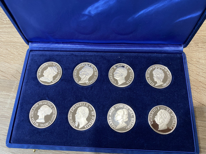 MEDAGLIE. Cofanetto con 8 medaglie in argento 0.925 raffiguranti i reali di Savo...