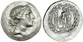 JONIA. Magnesia. Tetradracma (S. II a.C.). A/ Busto de Artemisa diademada a der., detrás arco y carcaj. R/ Apolo a izq. sosteniendo espigas y apoyado ...