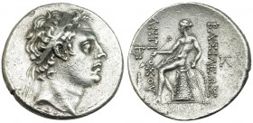 REINO SELÉUCIDA. Antíoco III. Tetradracma (223-187 a.C.). R/ Apolo sentado sobre ónfalo a izq. con flecha, arco y entre monogramas: ATR a izq y PL a d...