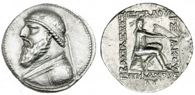 PARTIA. Mitrídates II. Tetradracma (123-88 a.C.). R/ Arquero sentado a der. sonre ónfalo y con arco, delante palma; BASIEWS MEGALOU ARSAKOU EPIFANOU, ...