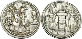 ACUÑACIONES SASÁNIDAS. Varham II. Dracma (275-283 a.C.). A/ Bustos del Rey, la Reina y el Príncipe heredero. AR 4,4 g. MIT-847/848. EBC.