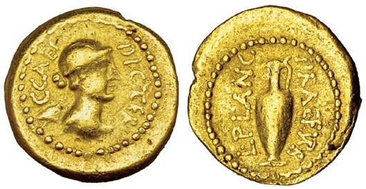JULIO CÉSAR. Quinario de oro. Roma (45 a.C.). A/ Cabeza de la Victoria a der. en...