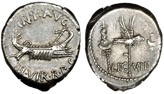 MARCO ANTONIO. Denario. Ceca volante (32-31 a.C.). R/ Águila legionaria entre do...