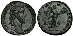 CÓMODO. Sestercio. Roma (183). A/ Cabeza laureada a der.; M. COMMODVS ANTONINVS PIVS. R/ La Victoria avanzando con trofeo a der.; TR. P. VIII IMP. VI ...