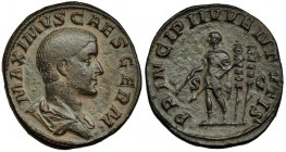 MAXIMO. Sestercio. Roma (236-238). A/ Cabeza desnuda y drapeada a der.; MAXIMVS CAES. GERM. R/ Máximo a izq. con vara y lanza, detrás dos estandartes;...