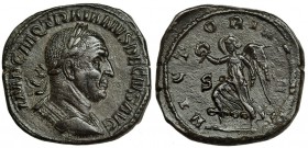TRAJANO DECIO. Sestercio. Roma (249-251). R/ La Victoria avanzando a izq. con corona y palma; VICTORIA (A)V(G.), S.C. RIC-126d. CH-117. Pátina marrón....