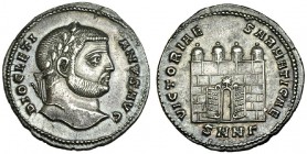 DIOCLECIANO. Argénteo. Nicomedia (284-305). R/ Muralla de campamento con cuatro torres, estrella sobre puertas abiertas; VICTORIAE SARMANTICAE. RIC-19...