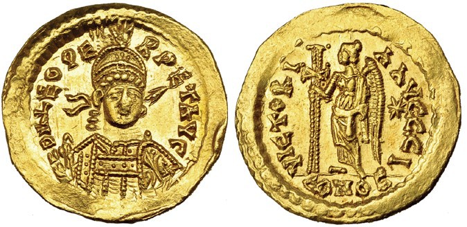 LEO I. Sólido. Constantinopla, I (457-474). R/ La Victoria a izq. con cruz larga...