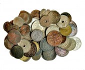 77 monedas, en su mayoría de cobre, de Reyes Católicos a II República: 8 maravedís (4); 4 maravedís (8); 2 maravedís (10); varias de Isabel II (10), 1...