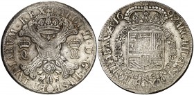 1692. Carlos II. Bruselas. 1 patagón. (Vti. 470) (Vanhoudt 715.BS) (Van Gelder & Hoc 350-2c). 28,32 g. Golpe en canto. Rara. (MBC)