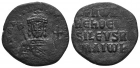 Constantine VII, AE Follis, 24mm, 7.11 gr. 913-959 AD. CONST bASIL ROM, crowned bust of Constantine facing, beardless and wearing vertical loros, hold...