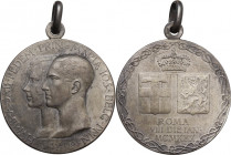 Regnando Vittorio Emanuele III (1900-1943), Umberto II (1904-1983). Medaglia 1930 per le nozze con Maria Josè. AG. 32.00 mm. Opus: E. Rubino. Appiccag...