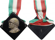 Era Fascista. . Benito Mussolini (1883-1945). Placca a sbalzo su bachelite s.d. MB. 41.00 mm. Nastrino. qSPL.