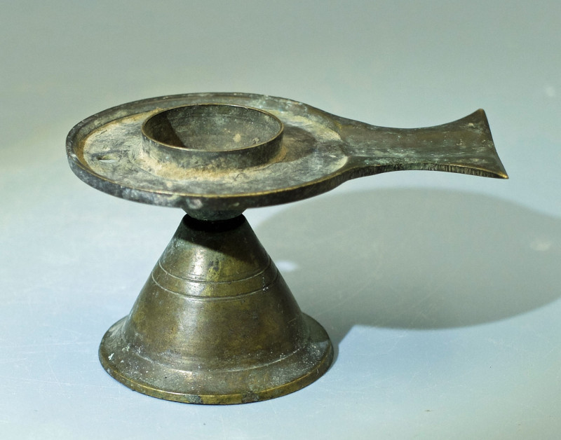 A fine Islamic oil lamp, ca. 10th - 14th Century. This beautifully crafted bronz...