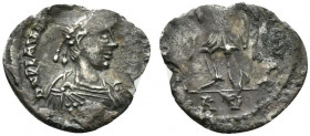 Valentinian III (425-455). AR Half Siliqua (14mm, 0.74g, 12h). Ravenna. Pearl-diademed, draped and cuirassed bust r. R/ Victory advancing l., holding ...