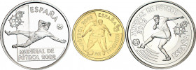 2002. Juan Carlos I. 10 (dos, AG) y 200 (AU) euros. Mundial de Fútbol - Corea y Japón '02. En estuche oficial, con certificados. 54 g (AG) y 13,50 g (...