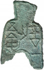 China. (400-300 a.C.). Dinastía Chou. Moneda azada. (D.H. 3.8) (Schjöth 2). Inscripción invertida. Buen ejemplar. Rara. AE. 11,34 g. MBC+.