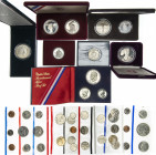 Estados Unidos. Lote de 8 estuches y 4 expositores oficiales. Varias monedas en plata. A examinar. S/C/Proof.