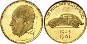 Alemania. Medalla dedicada a los 5 millones de Volkswagen producidos. Rayitas. Oro. 3,48 g. Ø20 mm. EBC-.