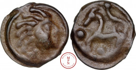Sénons ( Région de Sens), Potin à la tête d'indien, 52 avant J.-C., Av. Tête nue à droite, les cheveux en grosses mèches, Rv. Cheval à gauche entre tr...