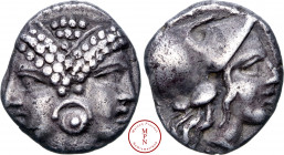 Mysie, Lampsaque, Diobole, 390-330 avant J.-C., Av. Tête féminine janiforme à la chevelure perlée se terminant par une boucle d'oreille, Rv. Tête casq...