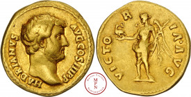 Hadrien (117-138), Aureus, 134-138, Rome, Av. HADRIANVS AVG COS III P P, Tête nue à droite, Rv. VICTORIA' AVG, La Victoire debout à gauche, tenant une...