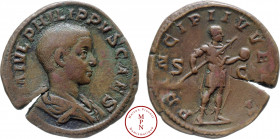 Philippe II (244-247, caesar), Sesterce, 244-249, Rome, Av. M IVL PHILIPPVS CAES, Buste voilé à droite, Rv. PRINCIPI IVVENT / SC, Philippe II en habit...