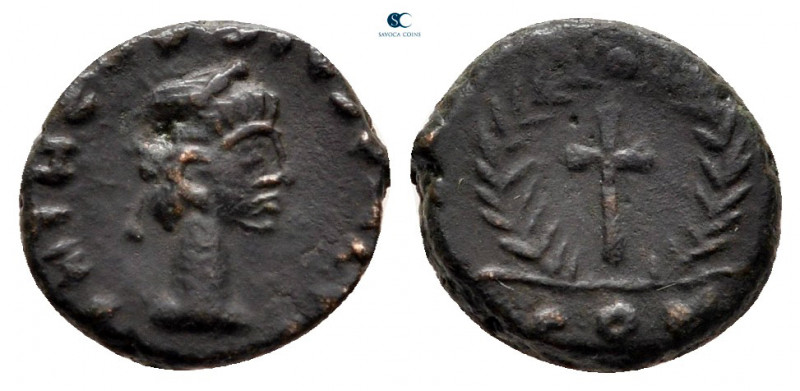 Theodosius II AD 402-450. Constantinople
Follis Æ

10 mm, 1,21 g



nearl...