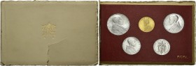 Roma. Serie del Giubileo 1950 composta di 5 valori, dal 100 lire (AV) alla lira (It), in cartoncino originale. Pagani 716, 746, 765, 784 e 803.
Fdc