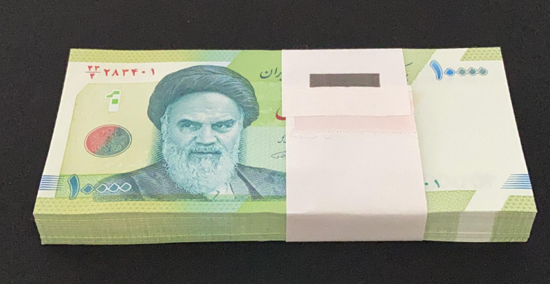 Iran, 10.000 Rials, 2017, UNC, p159, BUNDLE
(Total 100 consecutive banknotes)
...