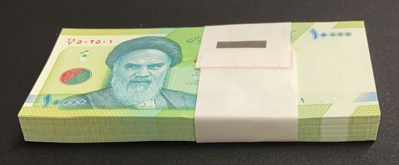 Iran, 10.000 Rials, 2017, UNC, p159, BUNDLE
(Total 100 consecutive banknotes)
...