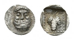 THESSALY. Skotussa End 5th century BC. Hemiobol.
Obv: Head of Herakles facing, with wide open eyes and a lionskin headdress. Rev: SK-O Bunch of grape...