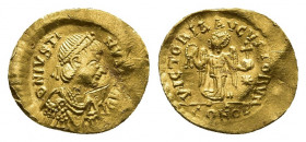 JUSTIN I (518 - 527). GOLD Tremissis. Constantinople.
Obv: D N IVSTINVS P P AVG.
Diademed, draped and cuirassed bust right.
Rev: VICTORIA AVGGG / C...