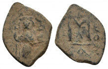 Arab-Byzantine (660-680). Ae. Fals.
Obv: Emperor standing facing, holding long cross and globus cruciger.
Rev: Cursive M.
Cf. Album 3504.
Conditio...