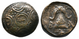 Kings of Macedon. Uncertain mint in Macedon. Alexander III - Kassander 325-310 BC. Bronze Æ 4,54gr Macedonian shield, thunderbolt on boss / B-A, helme...