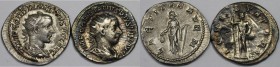 Römische Münzen, Lots und Sammlungen römischer Münzen. RÖMISCHEN KAISERZEIT. Gordianus III., 238-244 n. Chr, Lot von 2 Münzen. Silber. Sehr schön, Pat...