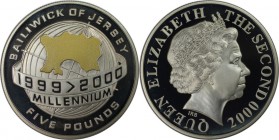 Weltmünzen und Medaillen , Jersey. Millennium. 5 Pounds 2000, Silber, vergoldete Isle Karte auf dem Globus. KM 109. Polierte Platte