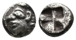 (Silver. 0.96g. 9mm) IONIA. Kolophon. Obol (Circa 530-500 BC).
Archaic head of Apollo left.
Rev: Incuse square punch.
SNG Copenhagen -; Isegrim -; ...