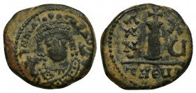 Maurice Tiberius (582-602) AE16 decanummium (Bronze, 2.56g, 16mm) Antioch year 15 = 597/598.
Obv: D N MAV CN P AV, helmeted and cuirassed bust facing...