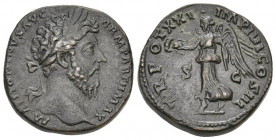 Antoninus II. Marcus Aurelius, 161-180.Æ-Sesterz, 166/167.
Rom; 20,89 g. Kopf r. mit Lorbeerkranz//Victoria geht l. mit Kranz und Zweig. BMC 1318; Coh...