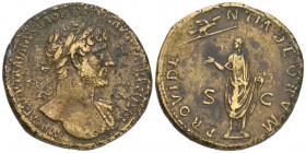 Hadrianus, 117-138.Æ-Sesterz, 119/123, Rom; 25,82 g.
Kopf r. mit Lorbeerkranz, l. drapiert//Kaiser steht v. v. und erhebt die Rechte zu einem Adler mi...