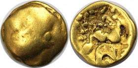 Keltische Münzen, BELGICA. ANONYM. AV 1/4 Stater 3./frühes 2. Jahrhundert v. Chr. 1,97 g. Vs.: Stilisierter Kopf r. Rs.: Stilisiertes Pferd r., darunt...