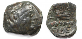 Griechische Münzen, BOSPORUS. Tetrahalk 240-220 v. Chr. Vs.: Herkules. Rs.: Waffen ПЕЕ. Bronze. Sehr schön