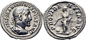 Maximino I. Denario. Acuñación centrada. Atractivo reverso